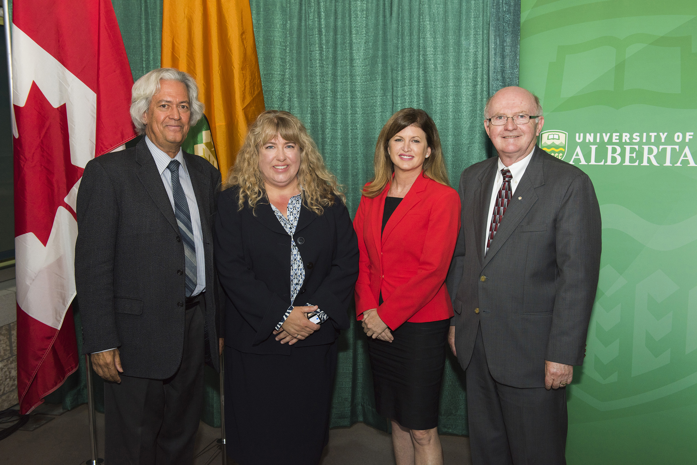 (From left) Health researchers Locksley McGann and Janet Elliott with health minister Rona Ambrose and Lorne Babiuk, UAlberta vice-president (research) (Photo: John Ulan) 